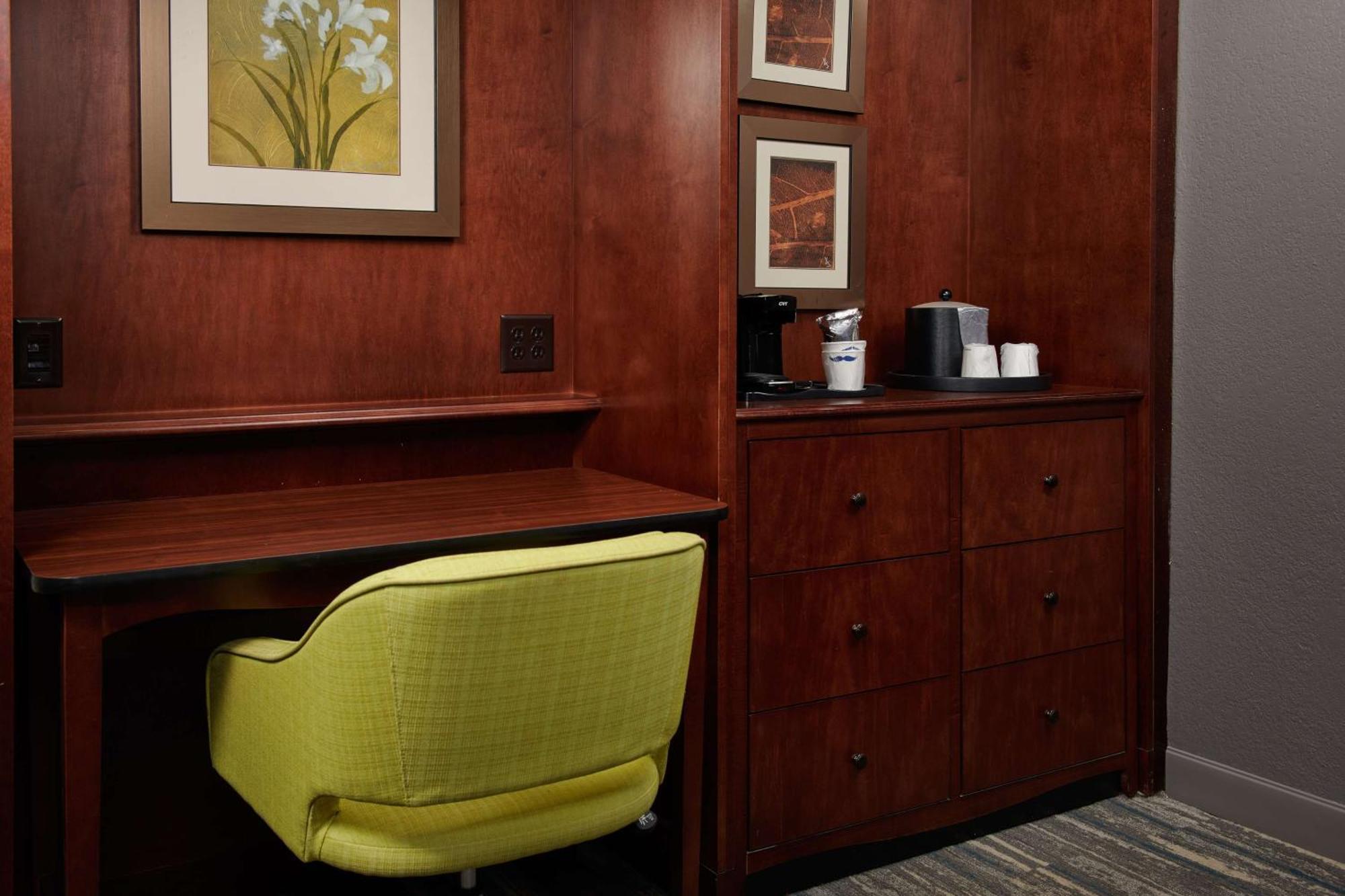 Hampton Inn Atlanta-Cumberland Mall/Cobb Galleria Area Смирна Екстериор снимка